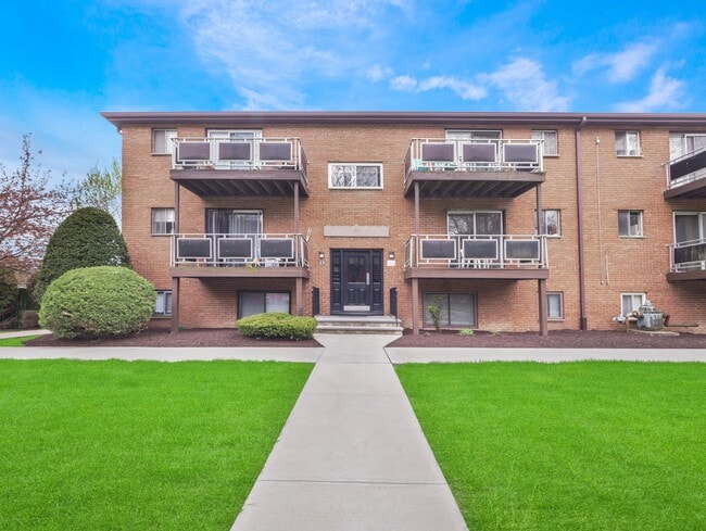 Primary Photo - 27 Tanager Rd