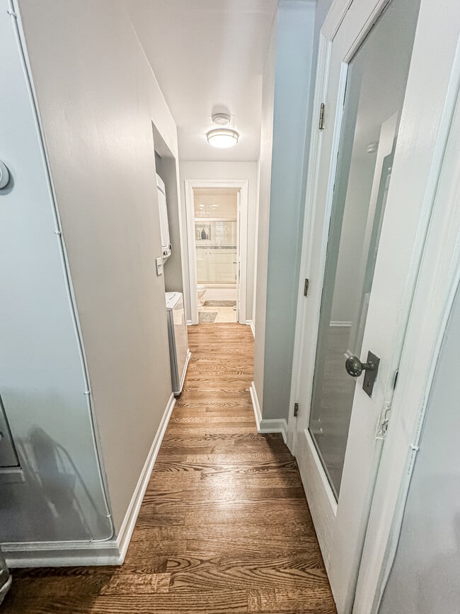 Building Photo - 559 W Surf St