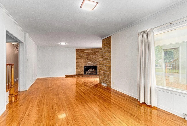 Building Photo - 1205 W Oak Ave