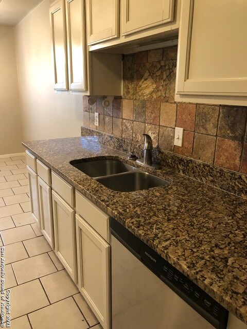 Granite countertops - 8614 Ludtke Ave