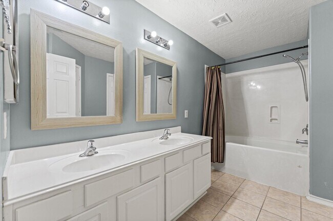Building Photo - 11919 Piney Bend Dr