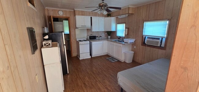Building Photo - Tiny home with large yard