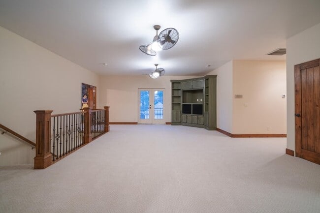 Building Photo - 340 Le Grande Cir