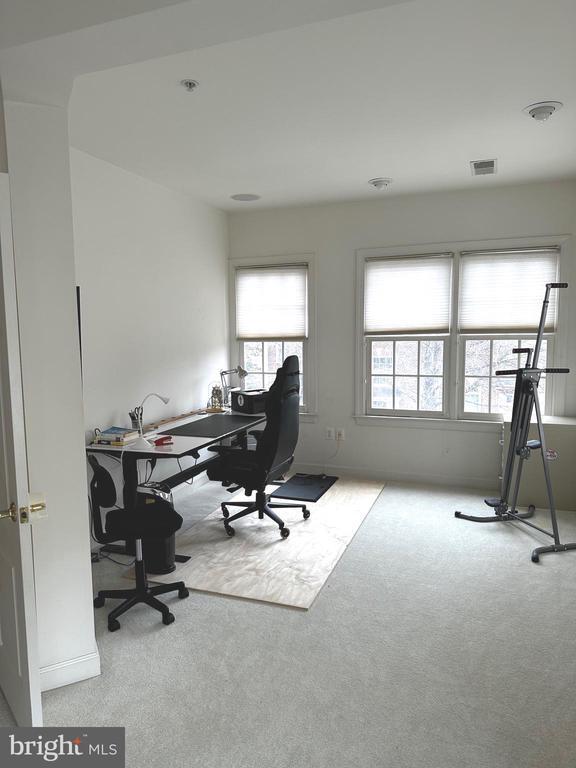 Building Photo - 1607 Seneca Ave