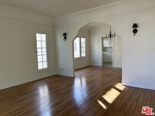 Building Photo - 351 N Gardner St