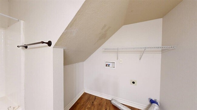 Building Photo - 1915 Pine Tree Dr