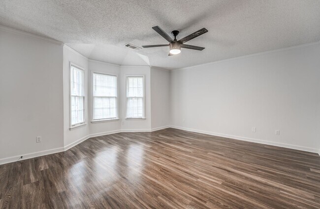Building Photo - Style, Space, and Convenience in the Heart...