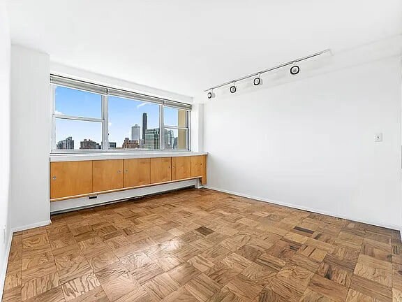 Building Photo - 75 Henry St