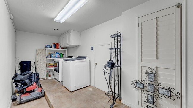 Building Photo - 708 Scarlet Sun