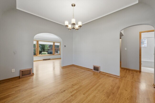Building Photo - 586 S Hawthorne Ave