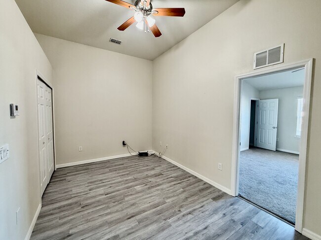 Building Photo - 3977 Plainview Dr