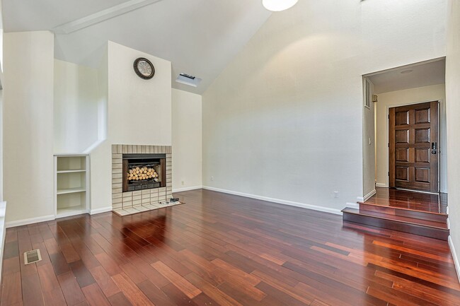 Building Photo - Beautiful Remodeled 3 Bedroom Townhome