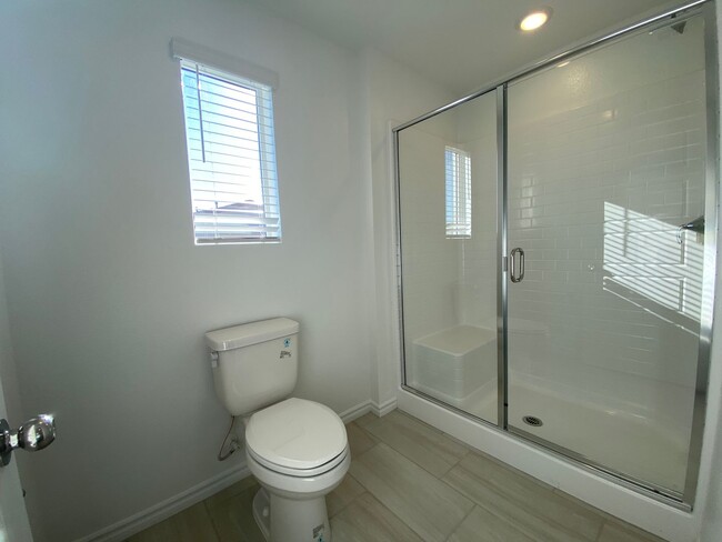 Building Photo - Fabulous 4 bedroom  Townhouse