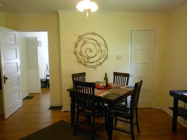 Building Photo - 2 BED 1 BATH WOODBINE COTTAGE
