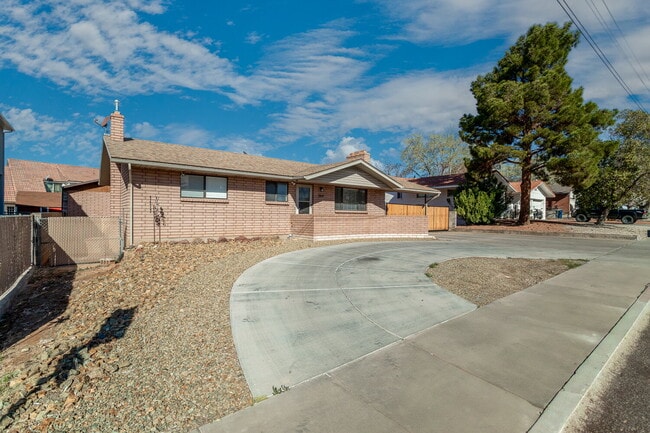 Building Photo - Private room with private bathroom right a...