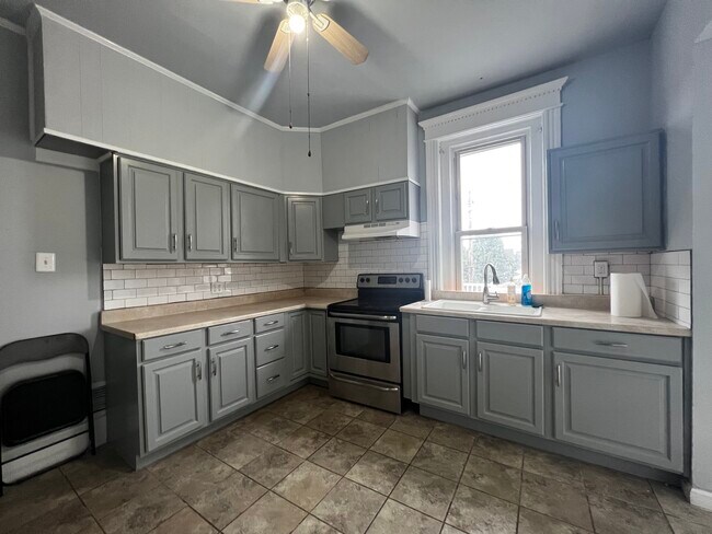 Building Photo - 816 E High St