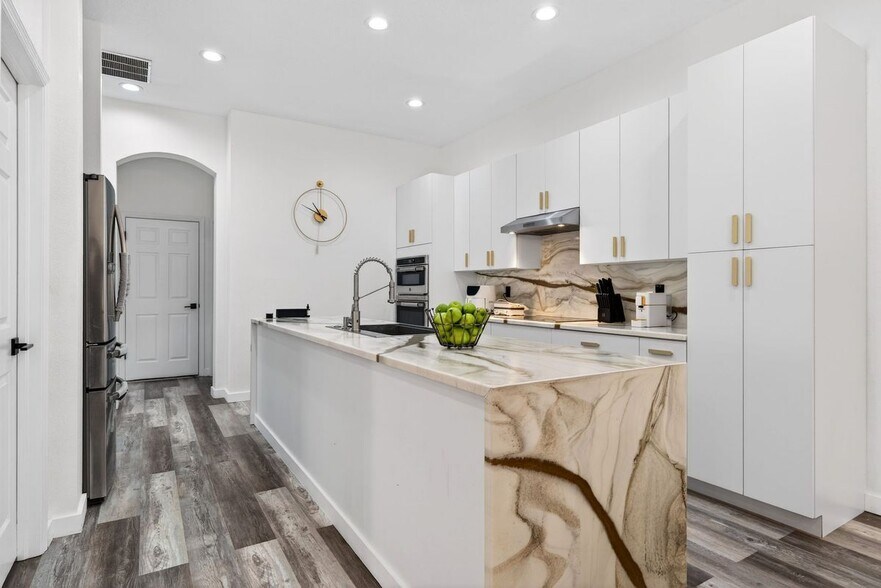 Building Photo - 8111 Santa Rosa Ct