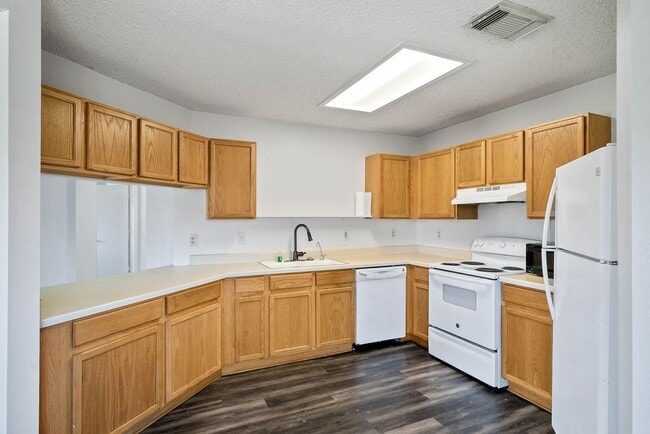 Building Photo - 3 Bedroom and 2 Bathroom located  in Brentfield Subdivision