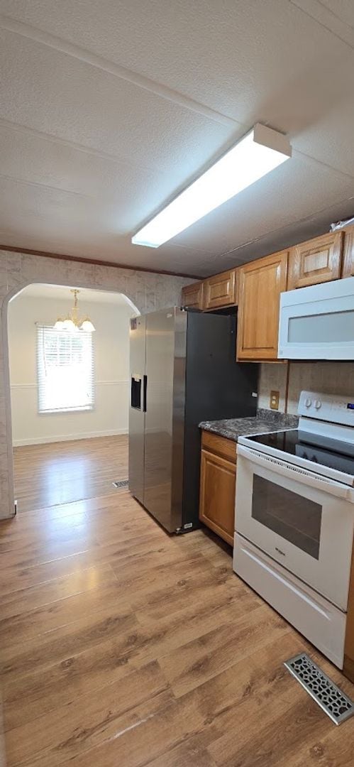 Building Photo - 2 bed 2 baths with large screened patio
