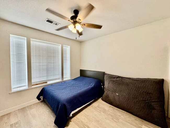 Building Photo - Beautiful Single Story 4 Bedroom 3 Bathroo...