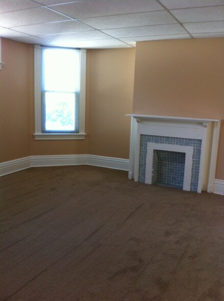 Living Room (1)(16' x 15'10") - 933 S Trenton Ave