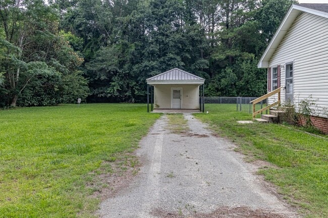 Building Photo - ADORABLE Renovated 3 BR | 1 BA Home in Gol...