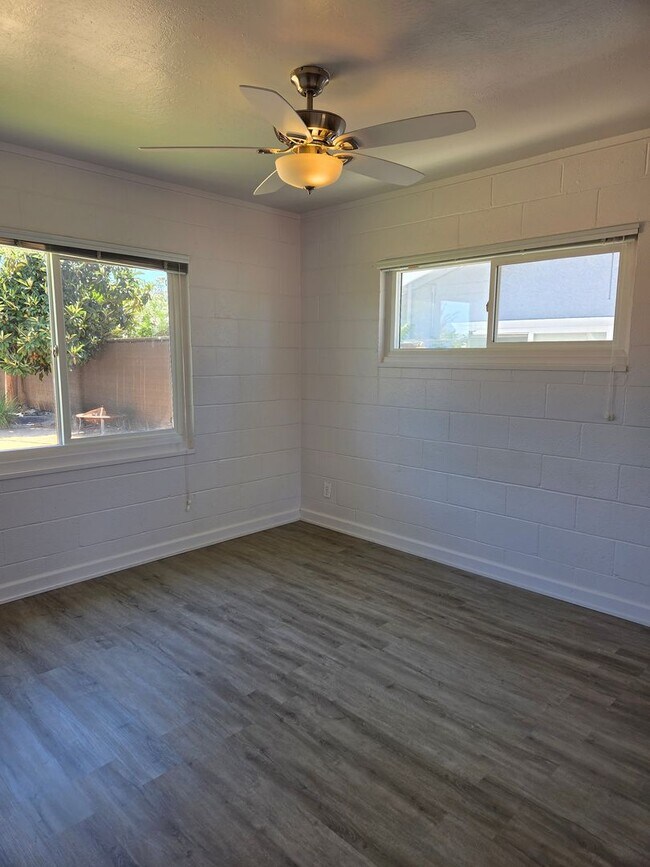 Building Photo - Large corner lot - Central Folsom 2 Bedroom, 1 Bath