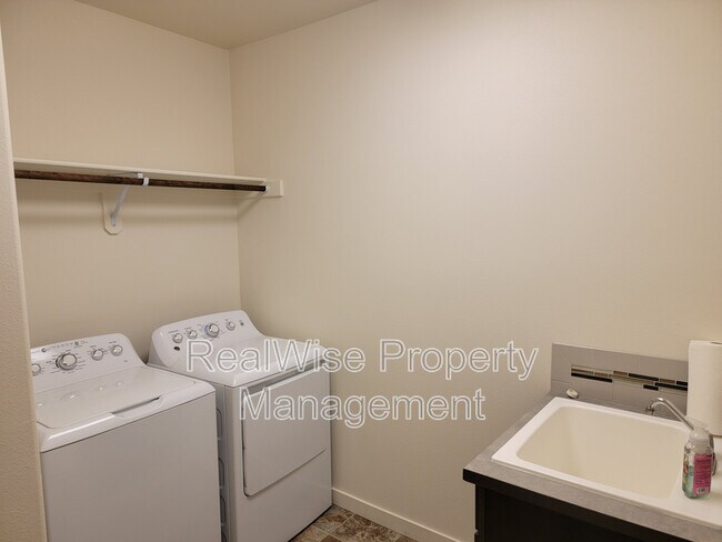 Building Photo - 2482 NW Glen Oak Ave