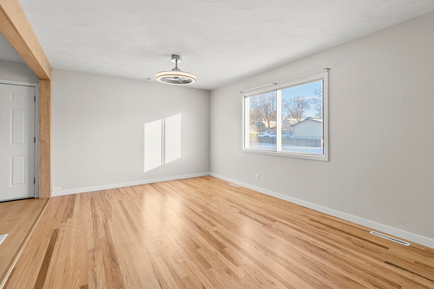 Living Area - 4622 Parkview Dr