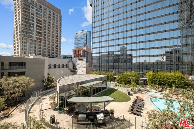 Building Photo - 901 Flower St