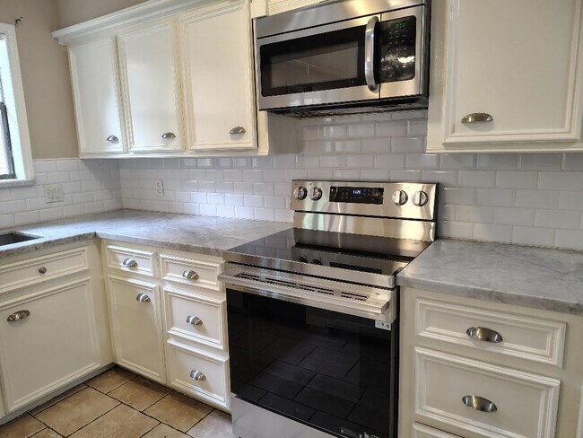Building Photo - 2823 Whitman Dr