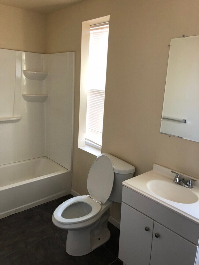 Building Photo - 1850 Clarence St