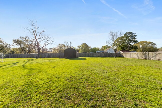 Building Photo - Welcome to Live Oak Circle!