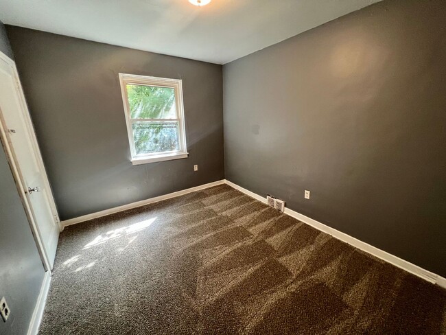 Building Photo - Updated Home! - 3 Bedroom 1 Bathroom - Pit...