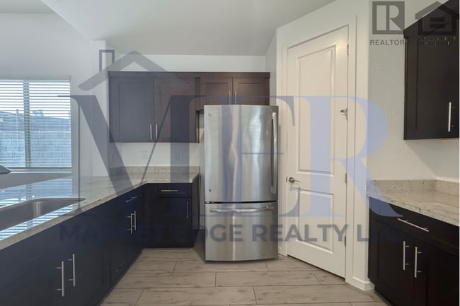 Building Photo - 3Bed/2.5Bath Townhouse at 7th St/Hatcher! Move-In Ready on 04/16/2026! -- NO HOA! ALL TILE FLOORING!