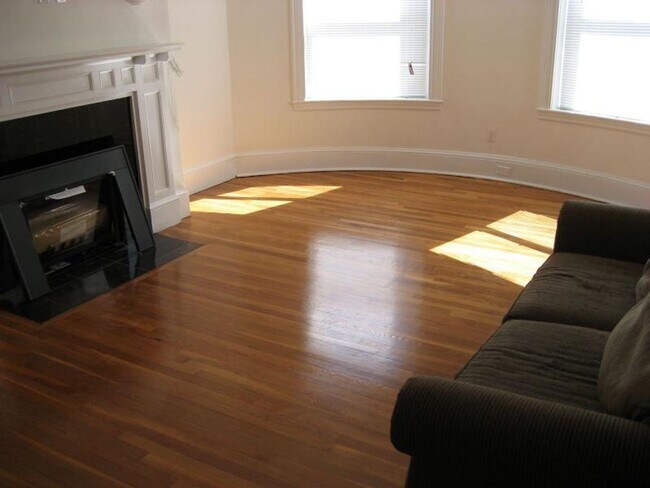 Building Photo - Amazing 4 Bedroom Apartment available 9/1/26