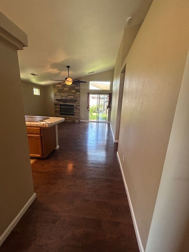 Building Photo - Beautiful 3 Bedroom 2 Bathroom in Farmersville!!