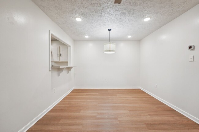 Building Photo - Beautiful 2-bedroom condo!