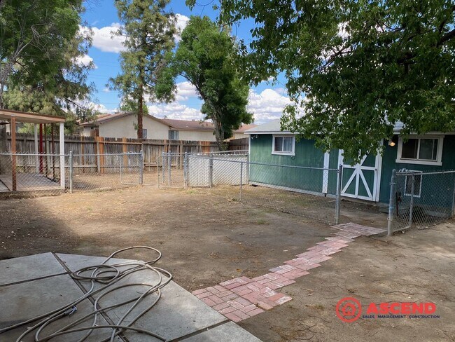 Building Photo - Beautiful 3 Bedroom Home Located in the So...