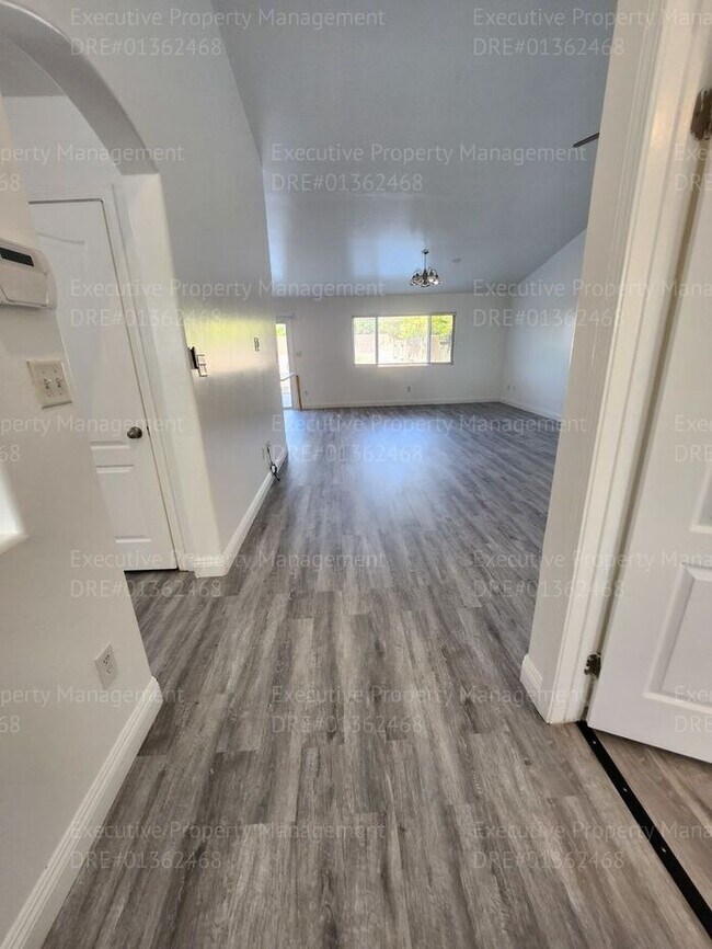 Building Photo - 4 bedroom/ 2 bathroom located in the South...