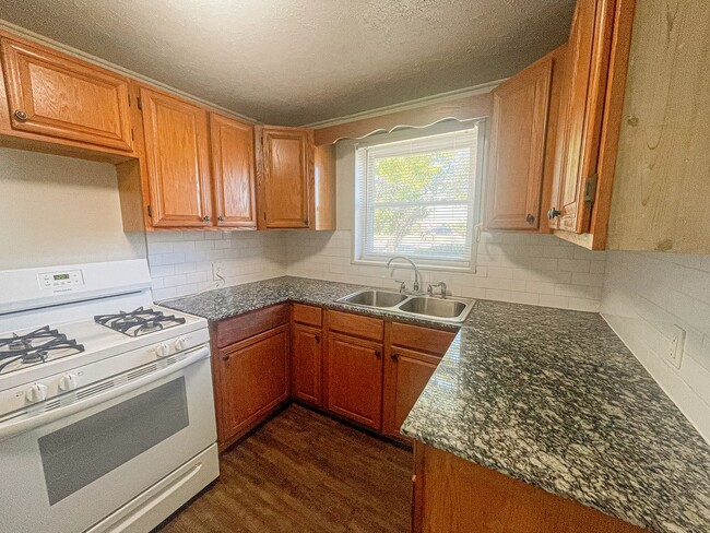 Building Photo - Updated 2 Bed Home with Garage, Huge Yard & Storage in Del City