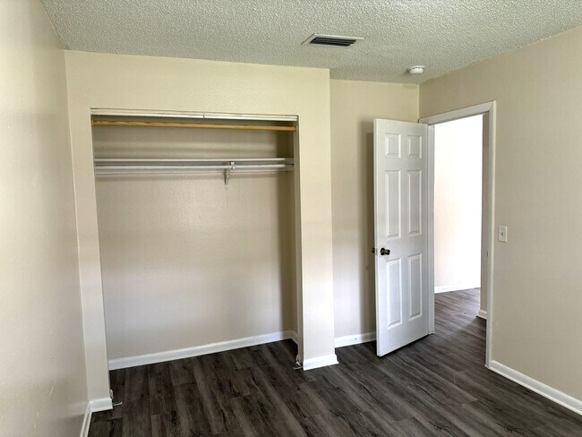 Building Photo - Lakeland 2BR/1BA Apartment! HUGE BEDROOMS!...