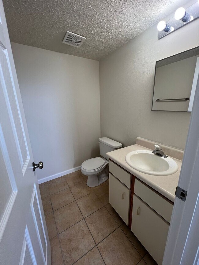 Building Photo - 4 bed 1.5 bath home close to I-44