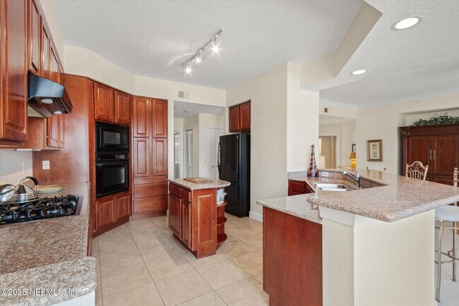 Building Photo - 215 S Ocean Grande Dr