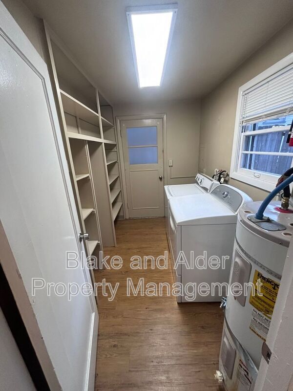 Building Photo - 650 Breys Ave NE