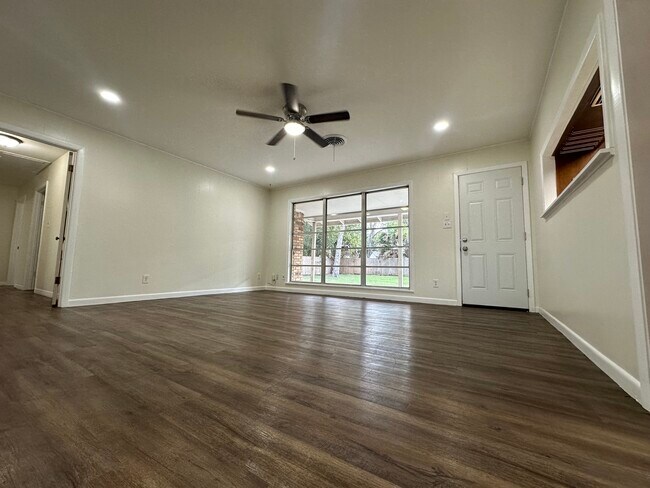 Building Photo - 711 E Locust Ave