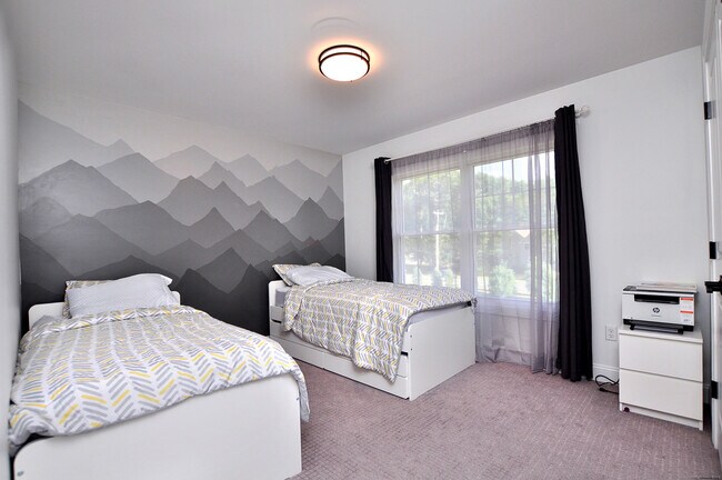 Building Photo - 5 Oakwood Cir