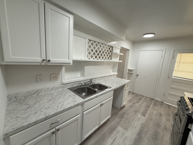 Building Photo - 914 Stratford Rd