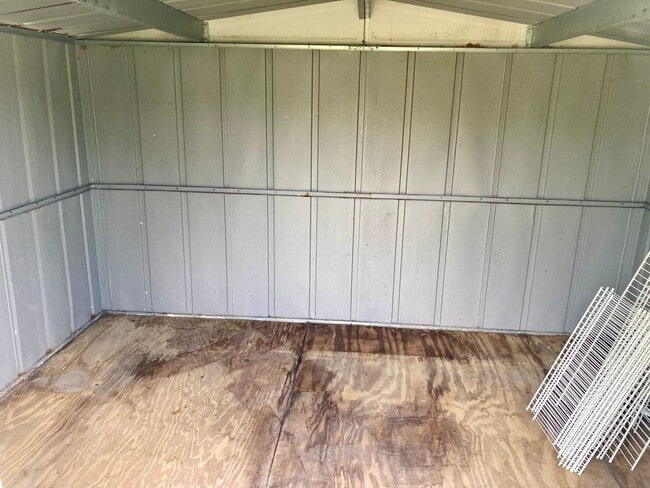 Building Photo - Clean ready to go 2/1 in Beverly Hills!