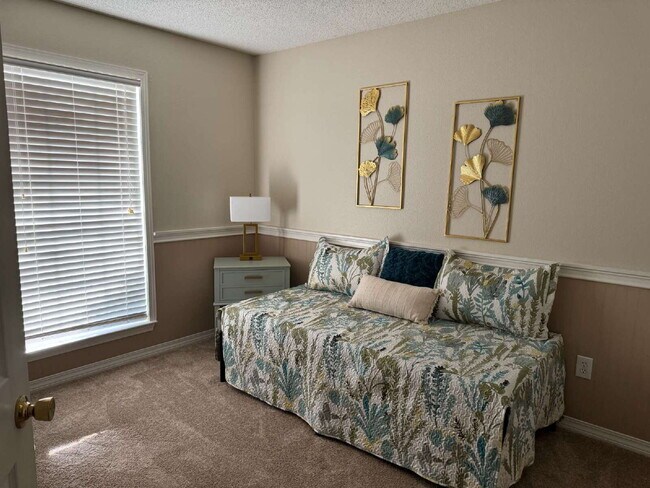 Building Photo - "Spacious 4-Bed Family Home in Milton with...